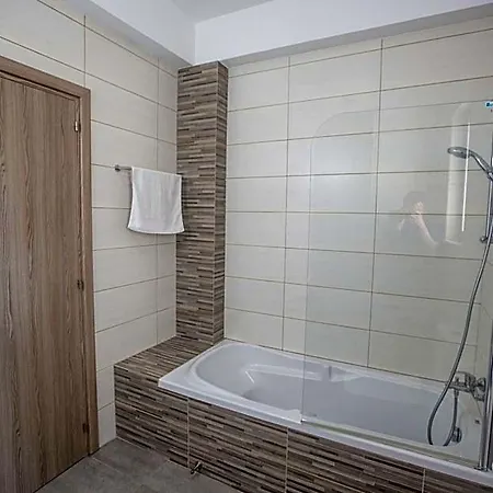 Hotel Prpo490a, Stunning 5bdr With Pool, Close To The